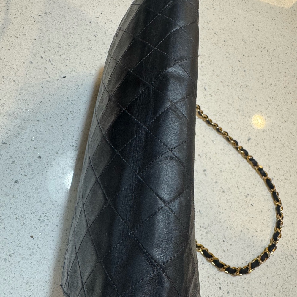 🛑 SOLD 🛑 Chanel Vintage Black Quilted Flap Shoulder Bag – Gold Chain Strap - Picture 16 of 17